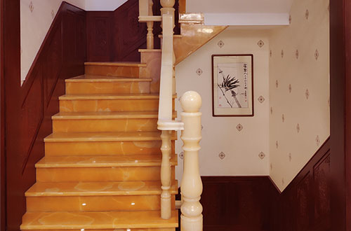 皇桐镇中式别墅室内汉白玉石楼梯的定制安装装饰效果