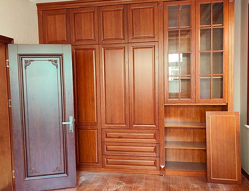 皇桐镇中式家庭装修里定制的实木衣柜效果图